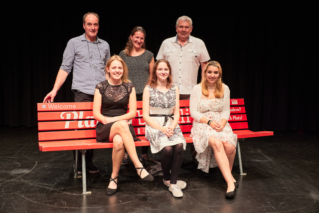 LAP Feier Luzerner Maler 2021:  Erfolgreiche Lehrlingsausbildung bei Maler Michel AG in Buchrain:v.l.h. Gerold Michel (Geschäftsleiter), Mirjam Balmer (Ausbildungsverantwortliche), Daniel Schmid (Lehrmeister)v.l.v. Nadine Estermann, Franziska Höltschi, Leonie Theres Barbato