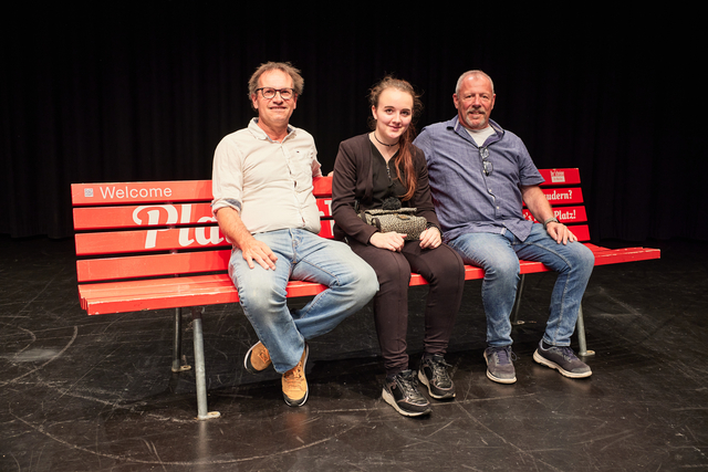 LAP Feier Luzerner Maler 2021: Jana von Wartburg mit Lehrmeister Dominik Bieri, MVM AG, Emmen und Markus Vogel, Vorstand luzernermaler