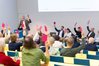 abtretender Praesident: Walter Wesseling, Josua Rieder, Kassier, Alessia Colledani, Marketing und Ausbildung, Kosove Dema, Vizepraesident, Carlo Durrer, Marketing und Veranstaltungen